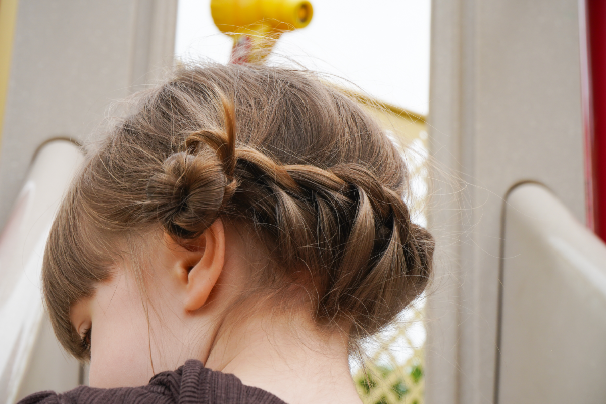 La simplicité a du style : explorez des coiffures mignonnes et faciles à réaliser pour que votre petite fille brille à l&rsquo;école.