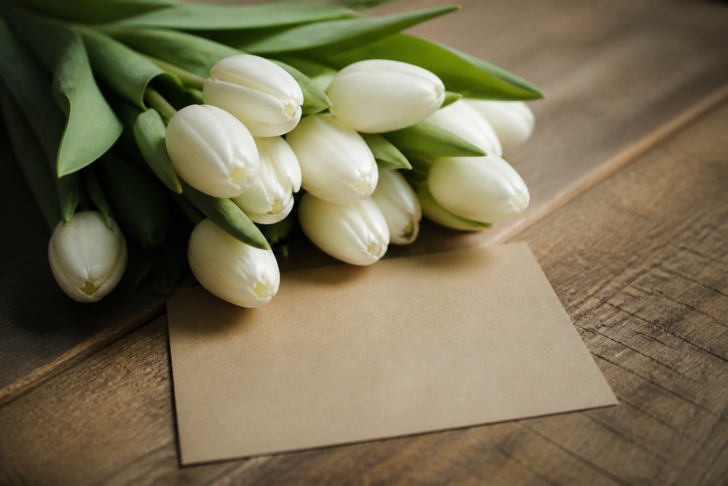 Bouquet de tulipes blanches pose sur une carte